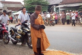 ĐĐ. Thích Tâm Mẫn với hành trình "nhất bộ nhất bái" đã đến Quảng Ngãi